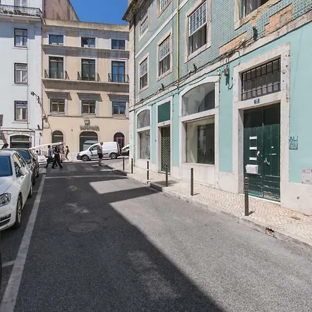 Blue Tiles In Center Daire *