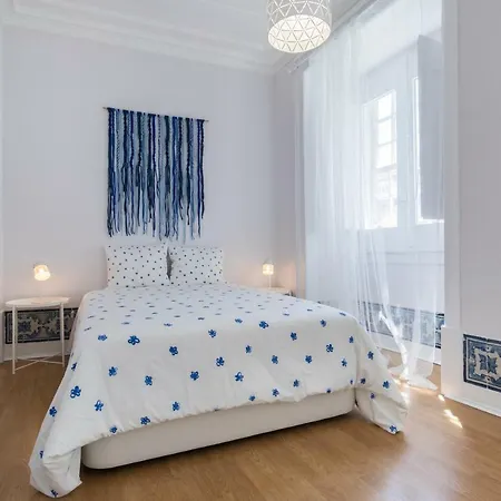 Blue Tiles In Center شقة