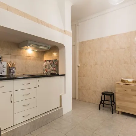 Blue Tiles In Center アパート