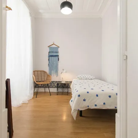 Blue Tiles In Center アパート